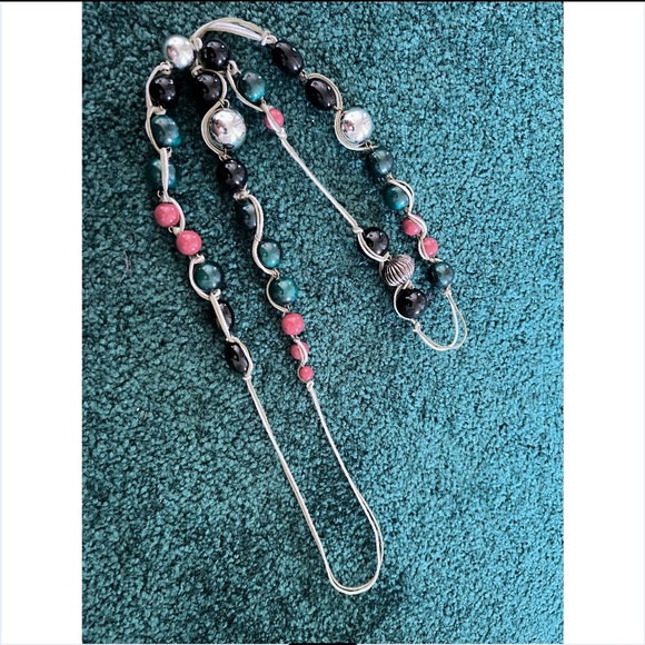 🎁Bundle 2 long necklaces:red/green colored contemporary shapes linked w/macrame - Picture 10 of 13